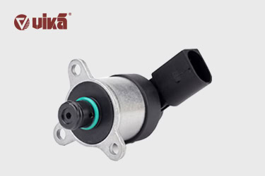 What is the working principle of a fuel regulating valve in a common rail system?