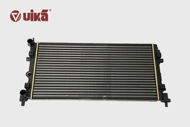 ¿El depósito de agua del automóvil y el depósito de anticongelante son lo mismo?